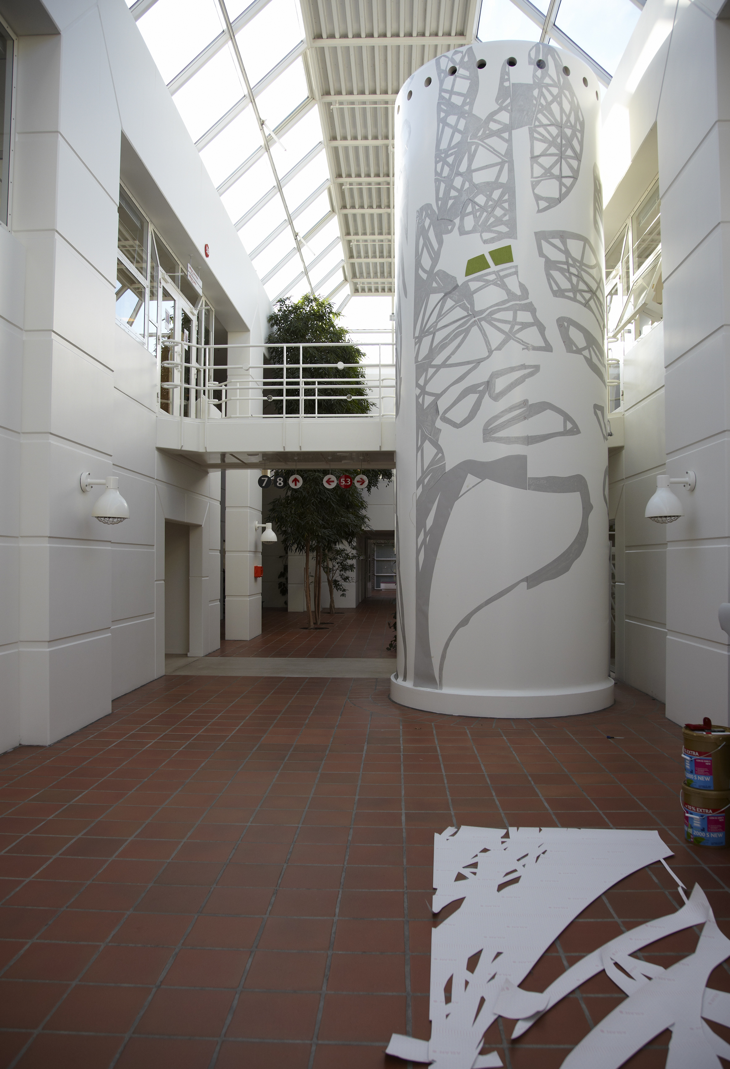 montering af udsmykning med grøn filt på elevatortårn hos Tryg filt (7)